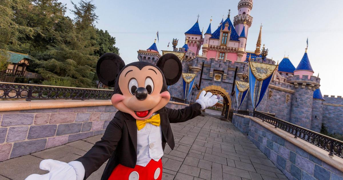 Disneyland: Επέστρεψαν οι αγκαλιές 2 χρόνια μετά