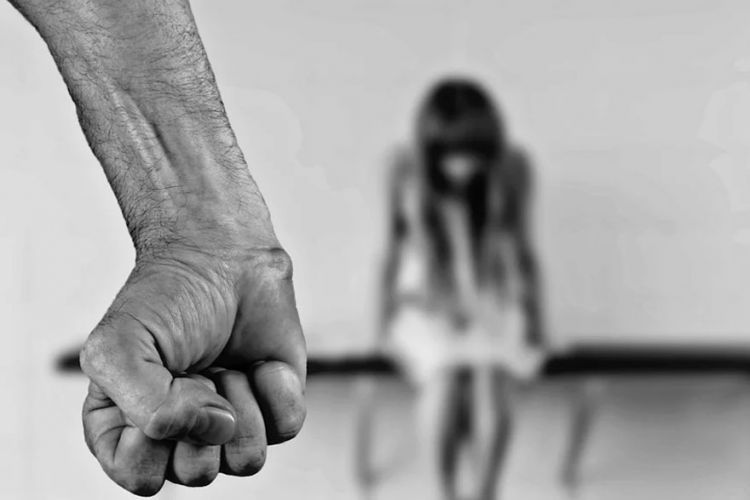 Φρίκη για 28χρονη: Την χτυπούσε ακόμα και με αλυσίδα για μηχανάκια