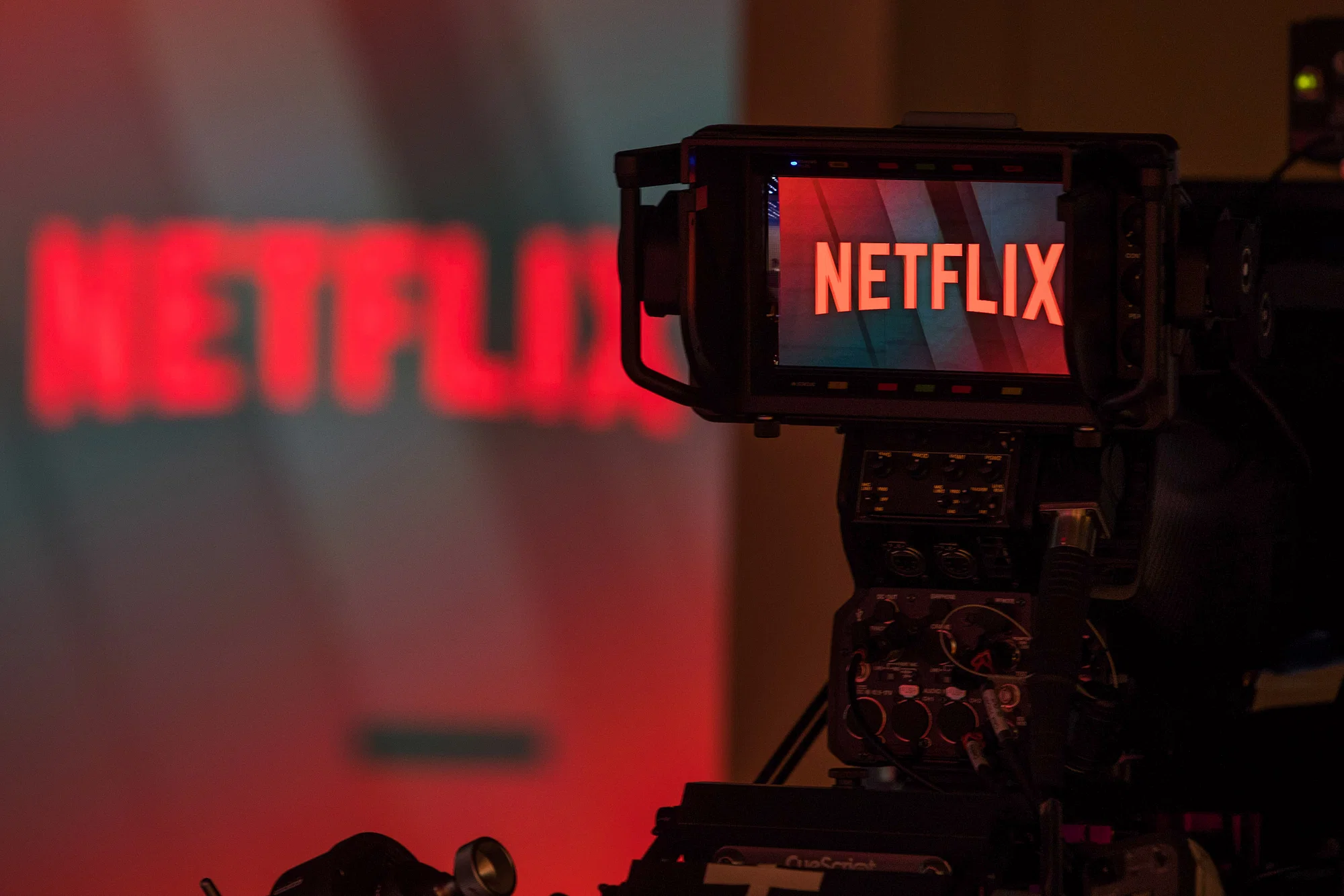 "Βουτιά" για τη μετοχή του Netflix κατά σχεδόν 40% στη Γουόλ Στριτ μετά την απώλεια συνδρομητών