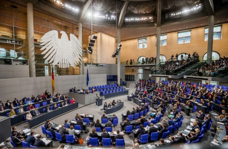 Bundestag: «Ναι» στην πρόταση για την παράδοση βαρέων όπλων στην Ουκρανία