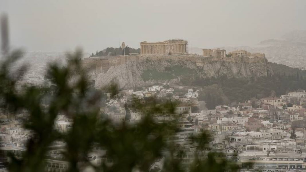 Καιρός: Μεγάλη Παρασκευή με λασποβροχές, αφρικανική σκόνη, ισχυρούς ανέμους