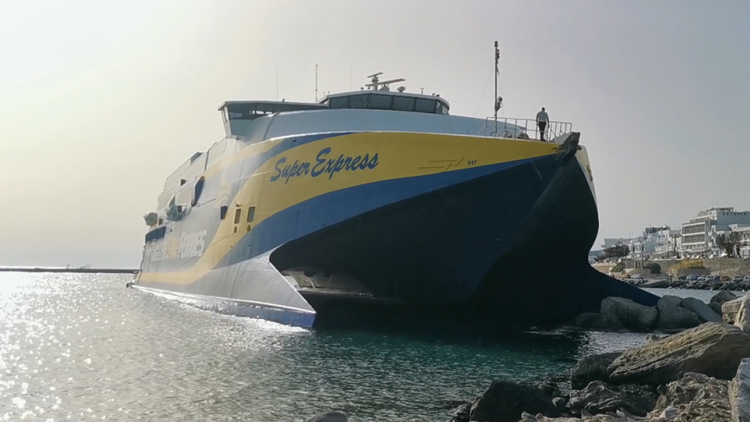 Τήνος: Στο λιμάνι το πλοίο Super Express - Έπεσε στα βράχια