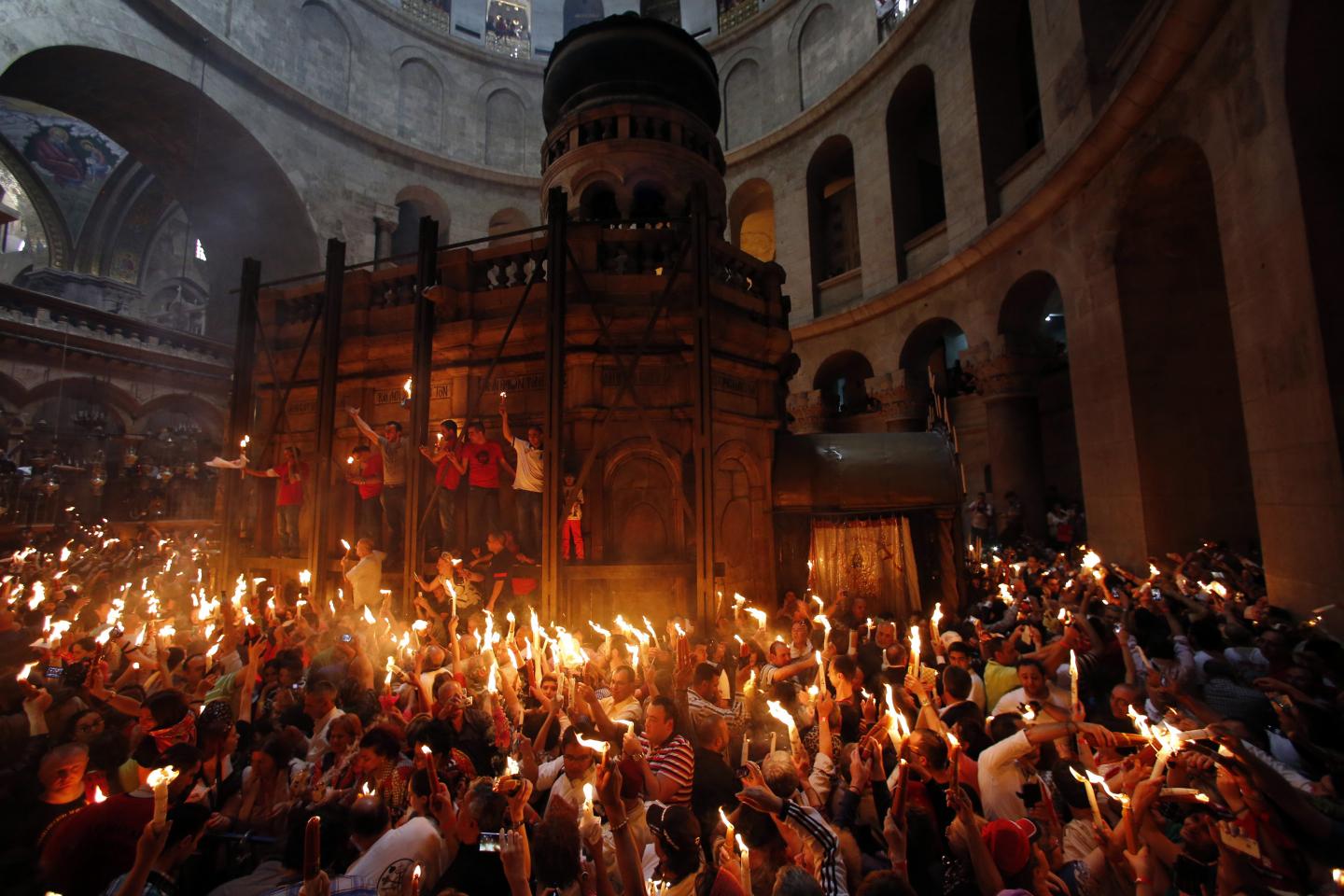 Ιεροσόλυμα: Τελετή αφής του Αγίου Φωτός - Πότε θα φτάσει το Άγιο Φως στην Αθήνα(βίντεο)