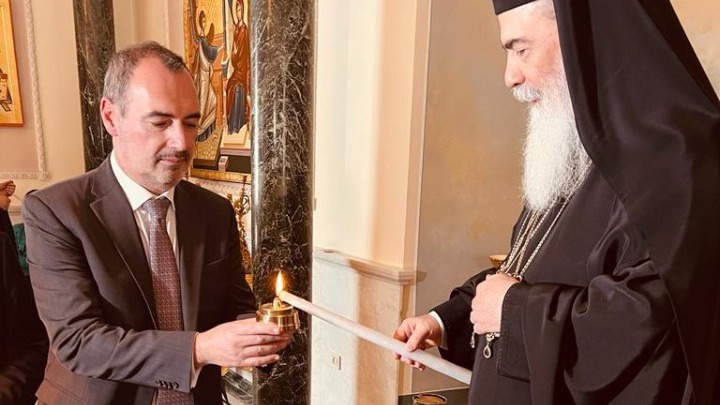 Παρέλαβε το Άγιο Φως ο ΥΦΥΠΕΞ Α. Κατσανιώτης