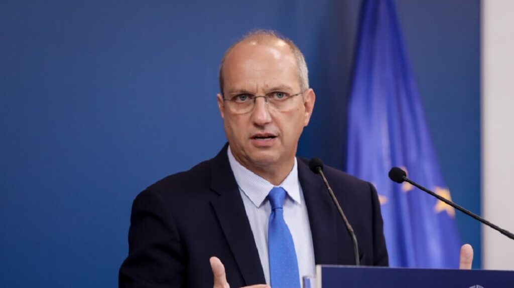 Οικονόμου: Οι εργαζόμενοι κερδίζουν έναν επιπλέον μισθό με την αύξηση στον κατώτατο