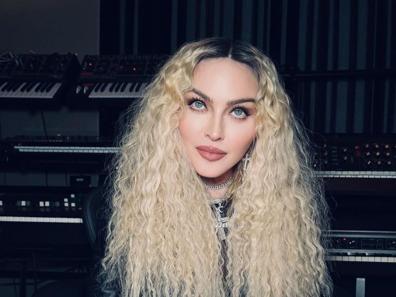 Η Madonna ποζάρει με ανοιχτά τα πόδια και διχάζει το Instagram