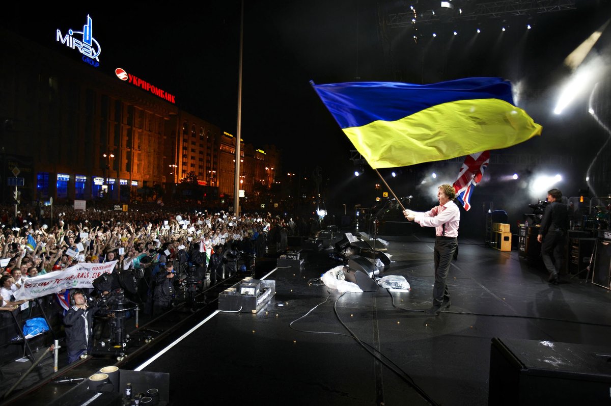 Ο Πολ ΜακΚάρτνεϊ εμφανίστηκε με τη σημαία της Ουκρανίας σε συναυλία του