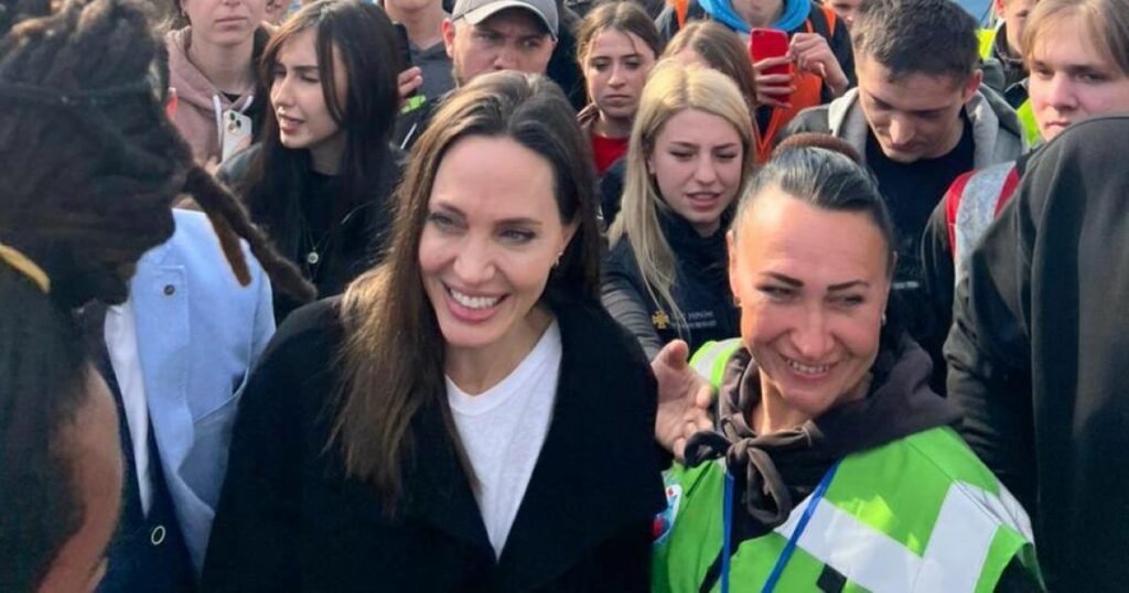 Αντζελίνα Τζολί: Ταξίδεψε στην Ουκρανία και συνομίλησε με πρόσφυγες του πολέμου