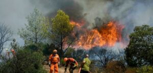 Πύργος: Μαίνεται η φωτιά σε αγροτοδασική έκταση στην περιοχή Λαντζόι