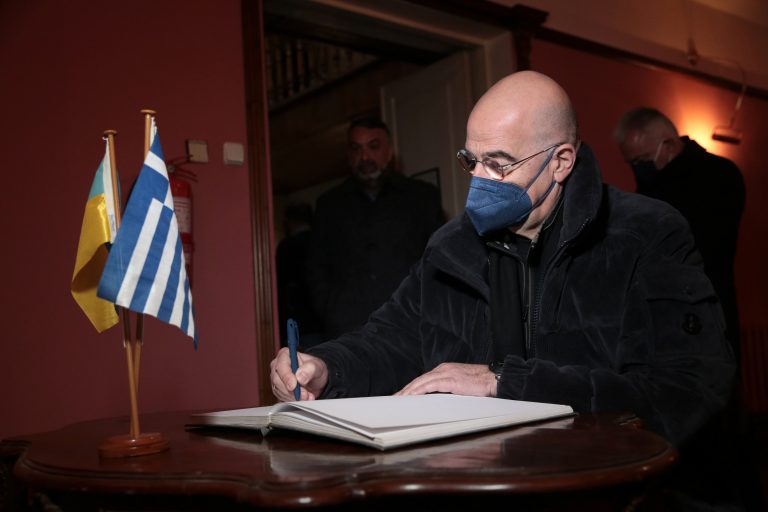 Δένδιας: Μετέφερε ανθρωπιστική βοήθεια στην Ουκρανία - Συνάντηση με τον δήμαρχο της Οδησσού