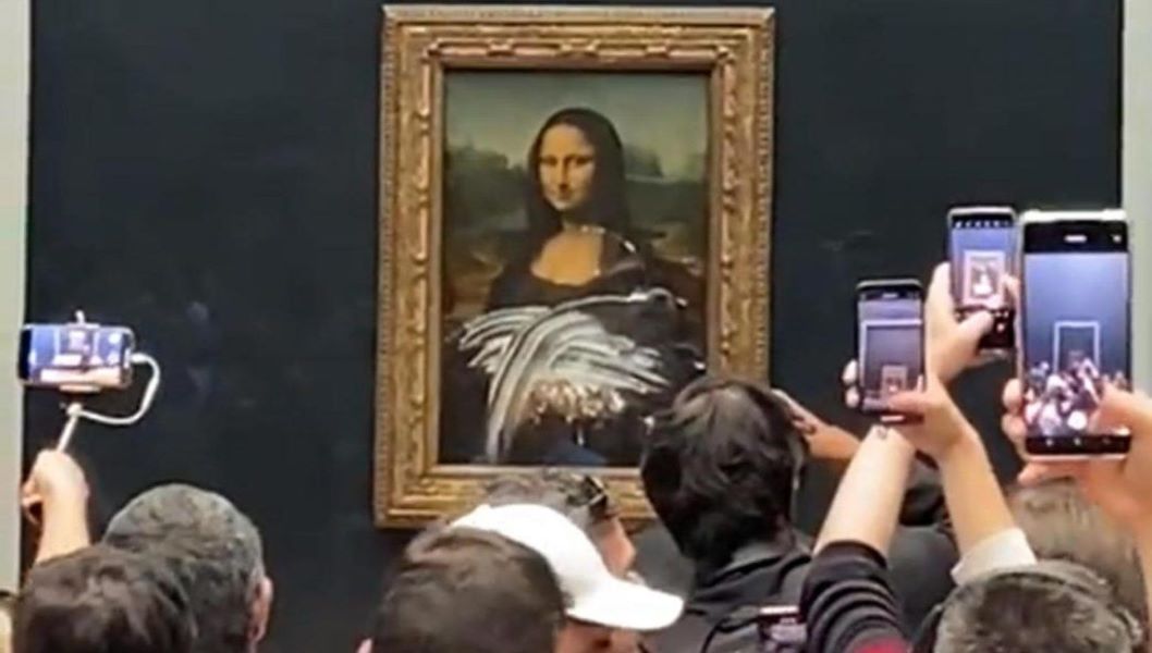 Άνδρας μεταμφιεσμένος σε γυναίκα πέταξε τούρτα στον πίνακα της Μόνα Λίζα στο Λούβρο (ΒΙΝΤΕΟ)