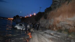 Σοβαρό τροχαίο με τρεις τραυματίες στη Σαλαμίνα - ΙΧ αυτοκίνητο έπεσε από ύψος 20 μέτρων στη θάλασσα