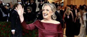 Το φόρεμα Altuzarra που φόρεσε η Χίλαρι Κλίντον στο Met Gala 2022 έχει κρυφά κεντήματα