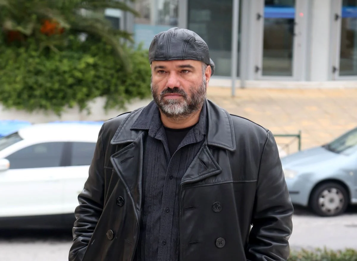 Ο σκηνοθέτης Κώστας Κωστόπουλος χαρακτηρίζει «απολύτως ψευδή» την καταγγελία της Αθανασοπούλου για βιασμό - Παραιτείται από τον «Σασμό»
