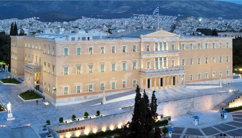 Βουλή: Χαλαρώνουν τα υγειονομικά μέτρα - Παραμένει η μάσκα
