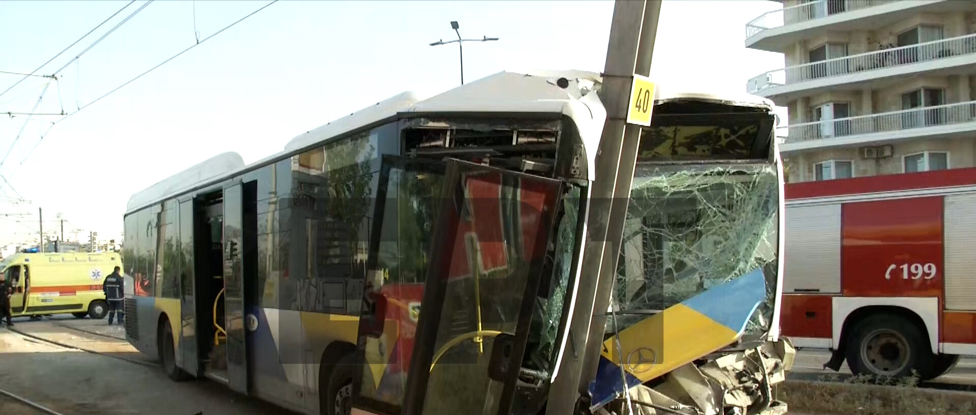 Άλιμος: Λεωφορείο καρφώθηκε σε κολώνα του τραμ