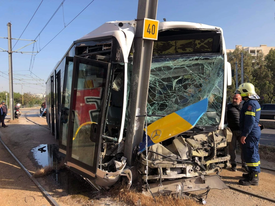 Άλιμος: Λεωφορείο καρφώθηκε σε κολώνα του τραμ