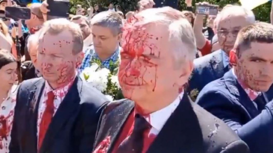 Ο Ρώσος πρεσβευτής στη Βαρσοβία δέχτηκε επίθεση με κόκκινη μπογιά (vid)