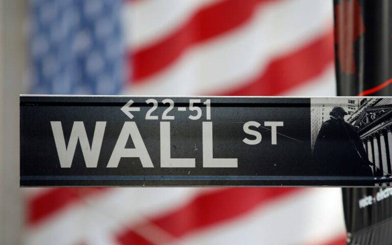 Wall Street: Βουτιά σχεδόν 500 μονάδων