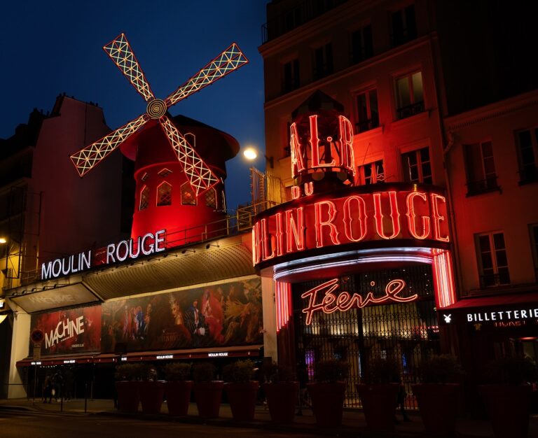 Airbnb: Προσφέρει διαμονή στο κρυφό δωμάτιο του Moulin Rouge για 1 μόλις ευρώ