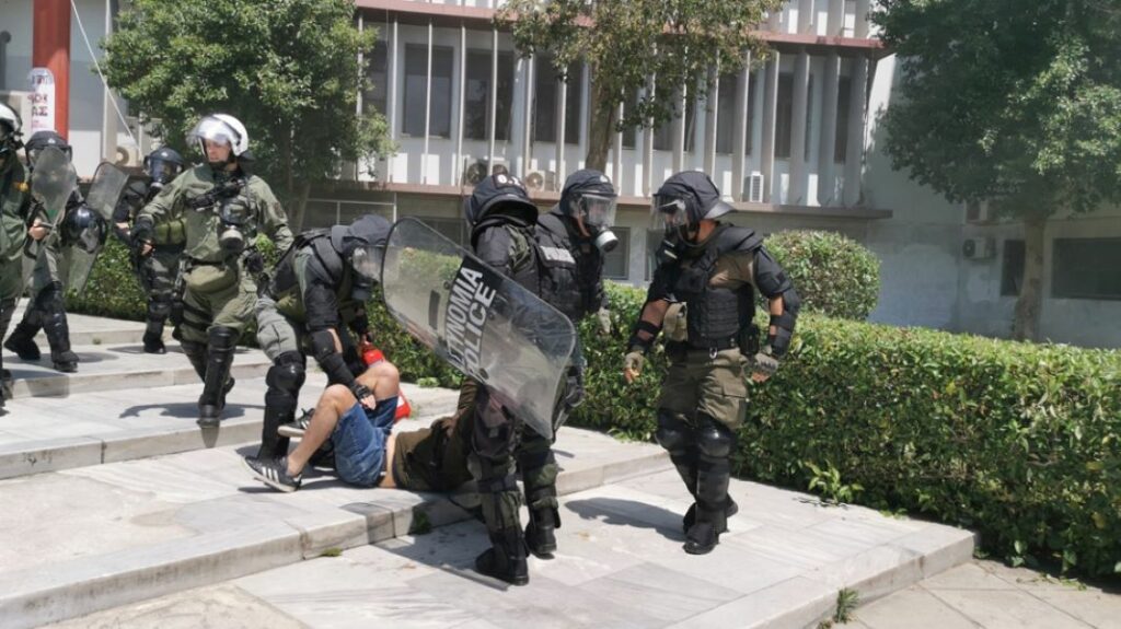 Επεισόδια στο ΑΠΘ - Ένταση με πέτρες και χημικά (Εικόνες και βίντεο)