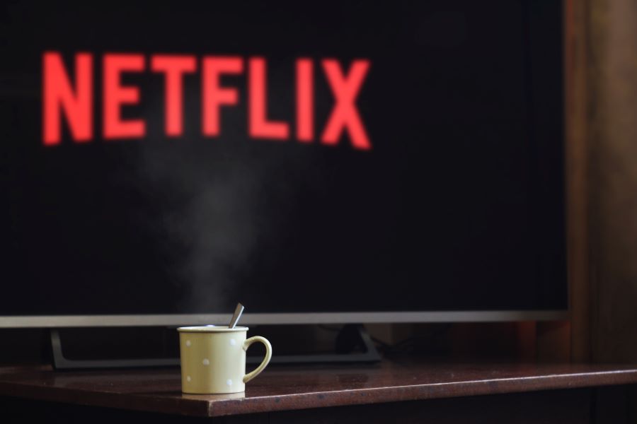 Netflix: Στο τέλος του έτους το νέο φθηνότερο συνδρομητικό πακέτο με διαφημίσεις