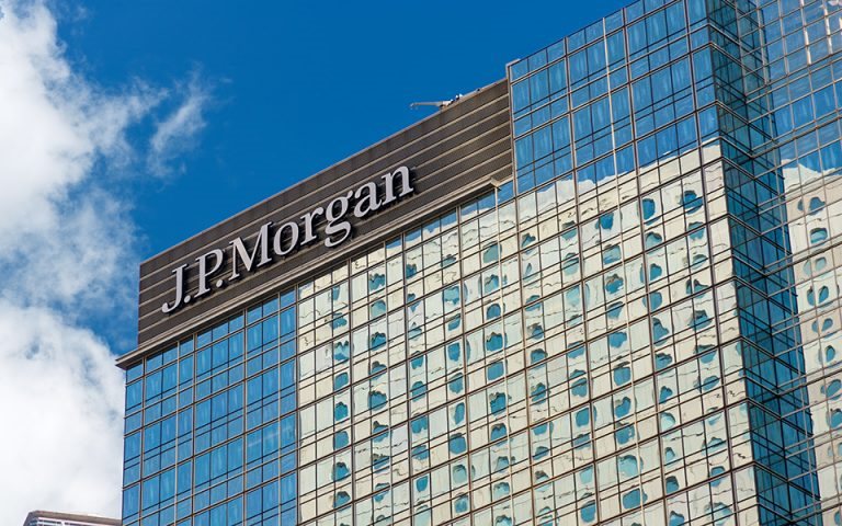 JP Morgan: Η Ελλάδα βγήκε από τη χαμένη δεκαετία