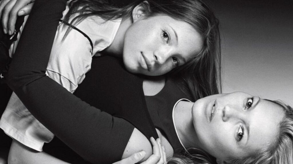 Λίλα Μος: Mε αντλία ινσουλίνης στη νέα καμπάνια Fendi-Versace