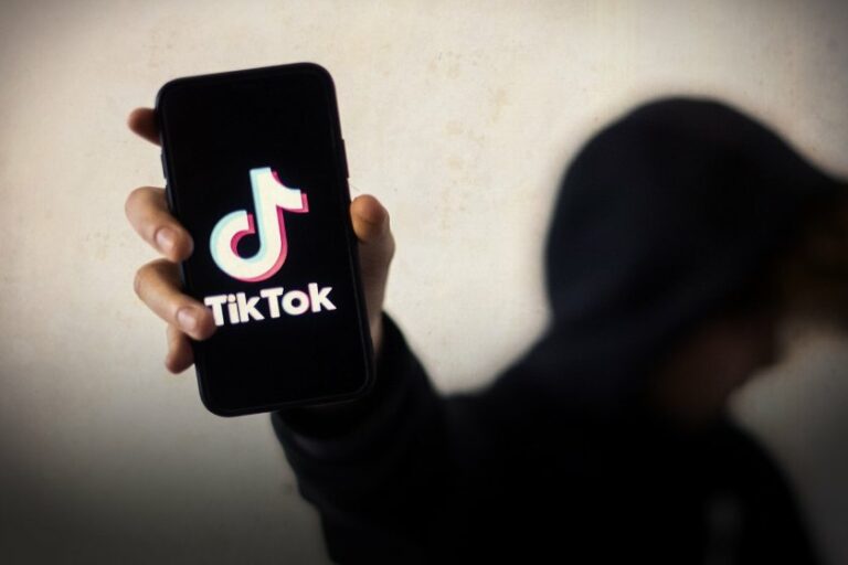 Τι είναι το Blackout Challenge, το παιχνίδι θανάτου στο Tik Tok