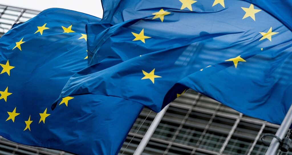 Κομισιόν: Η ΕΕ είναι έτοιμη να απαντήσει με σθένος, εάν στοχοθετηθεί από τους δασμούς του Τραμπ