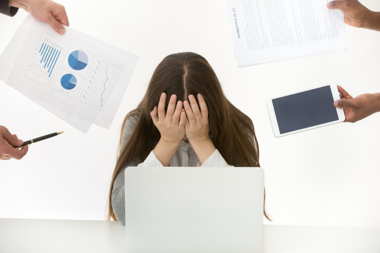 Έρευνα Deloitte: Αντιμέτωπες με την εργασιακή εξουθένωση (burnout) οι γυναίκες