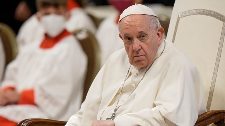 Ο πάπας Φραγκίσκος ζήτησε... τεκίλα για να του περάσει ο πόνος στο γόνατο