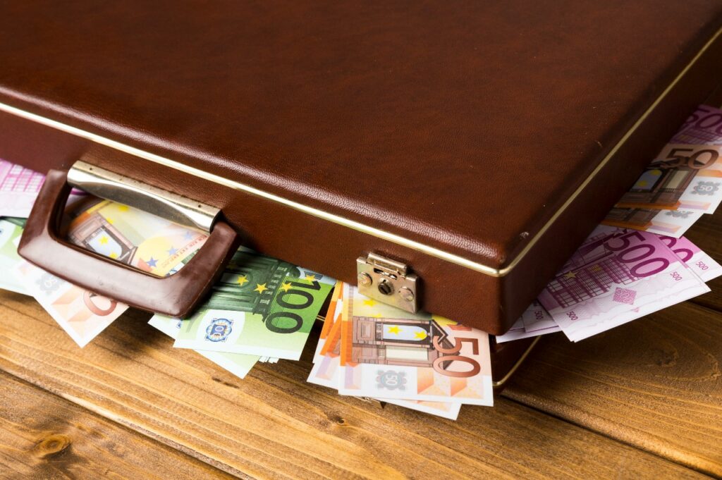 Απέσπασαν 5 εκατ. προκαταβολή από 2 εφοπλιστές για να τακτοποιήσουν δάνεια σε δύο συστημικές τράπεζες!