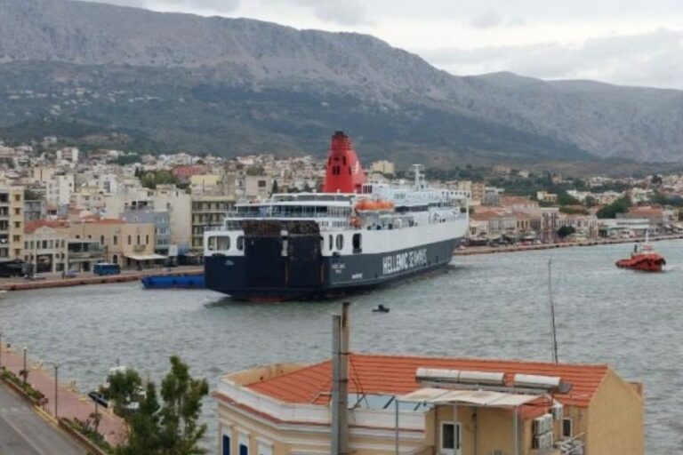 Χίος: Το «Νήσος Σάμος» κόλλησε στα αβαθή του λιμανιού