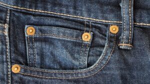 Γιατί τα τζιν έχουν αυτά τα μεταλλικά καρφάκια στις τσέπες