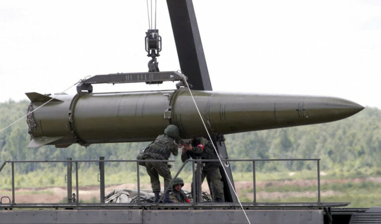 Ρωσική πυραυλική επίθεση κατέστρεψε φορτίο με όπλα στην Ουκρανία