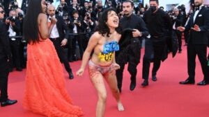 Φεστιβάλ Καννών: Γυμνή διαδηλώτρια προκάλεσε αναστάτωση στο κόκκινο χαλί