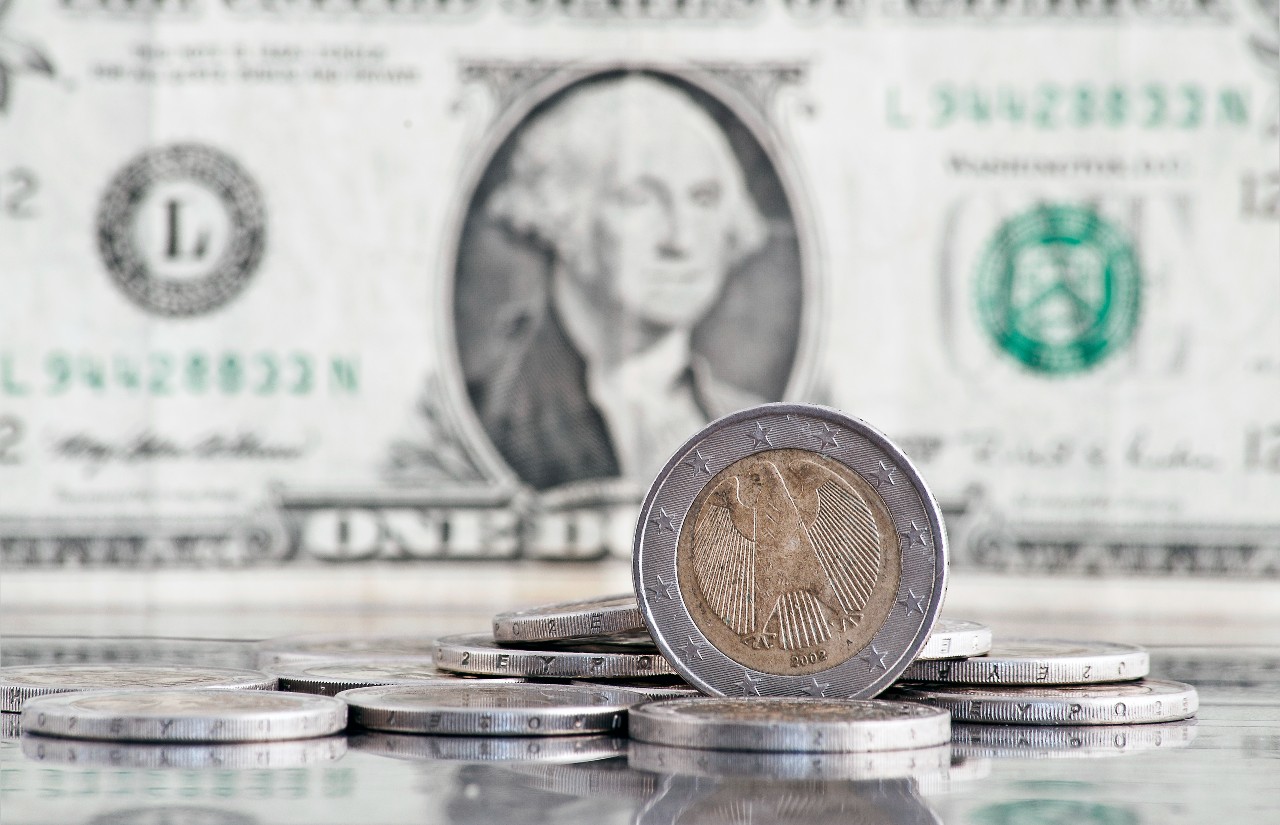 Δύσκολες μέρες για το ευρώ | Οδεύει προς απόλυτη ισοτιμία 1:1 με το δολάριο