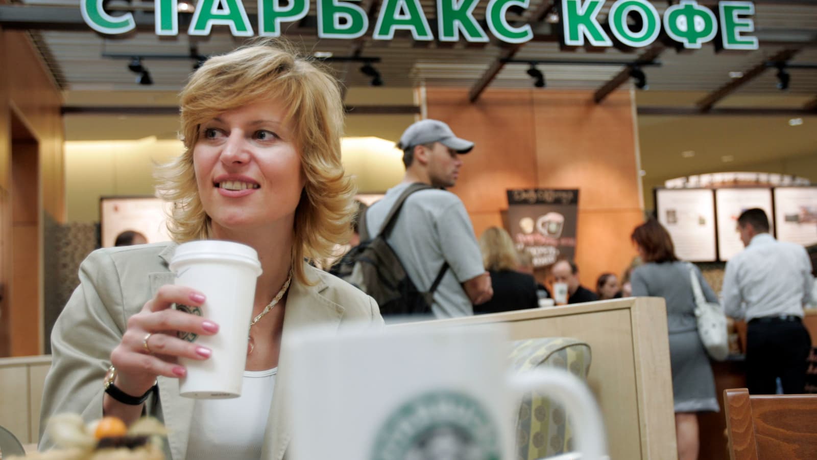 Starbucks: Κλείνει τα 130 καταστήματα που έχει στη Ρωσία