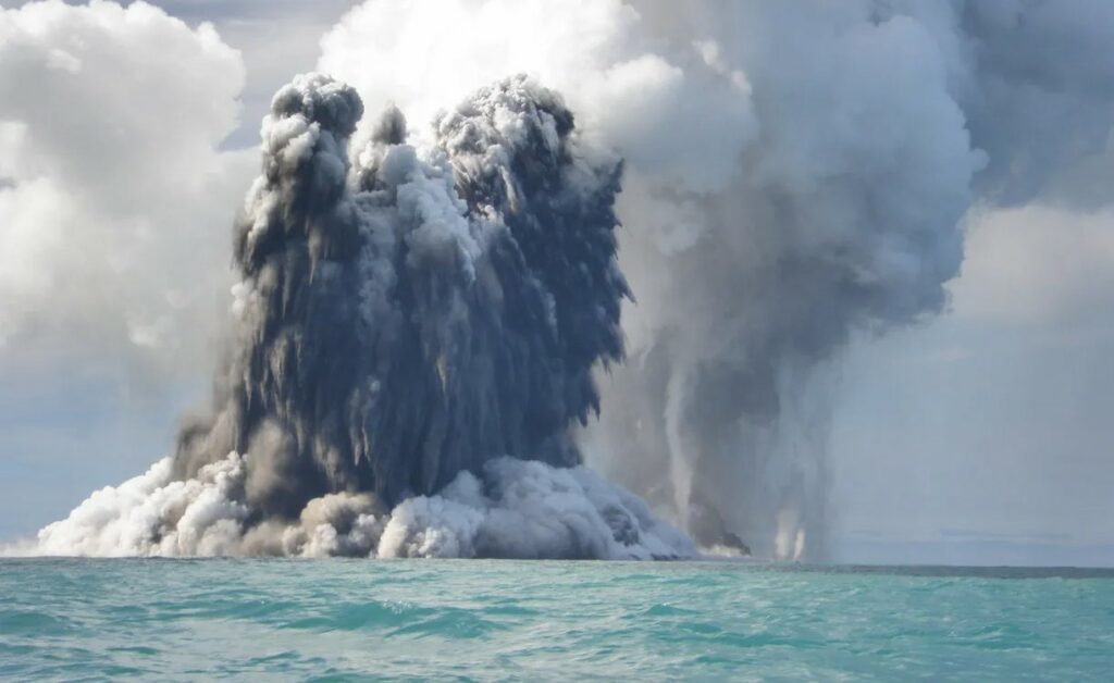 Καβάτσι: Έκρηξη στο υποβρύχιο ηφαίστειο όπου ζουν καρχαρίες