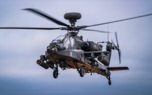 Στρατιωτικό ελικόπτερο Apache έκανε αναγκαστική προσγείωση στην Εύβοια