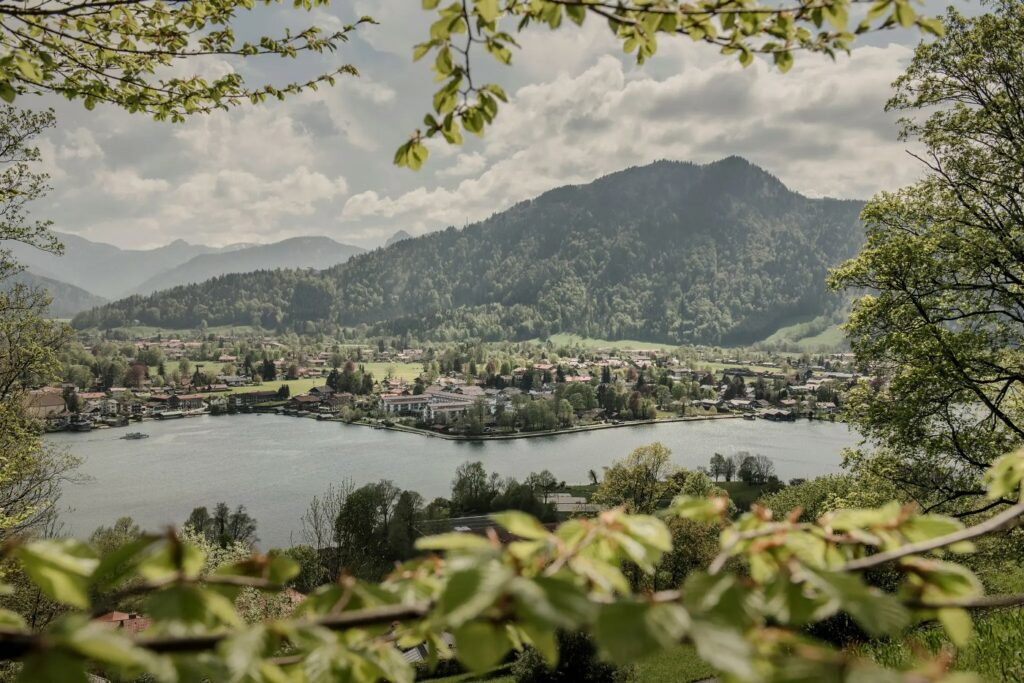 Το Tegernsee, μια πολυτελής απόδραση στη Βαυαρία, είναι γνωστό ότι φιλοξενεί ήσυχα τους υπερπλούσιους. Όμως ο πόλεμος στην Ουκρανία έχει διχάσει τους ντόπιους σχετικά με το αν οι αρχές πρέπει να κυνηγήσουν τα περιουσιακά στοιχεία των πλούσιων Ρώσων γειτόνων τους.