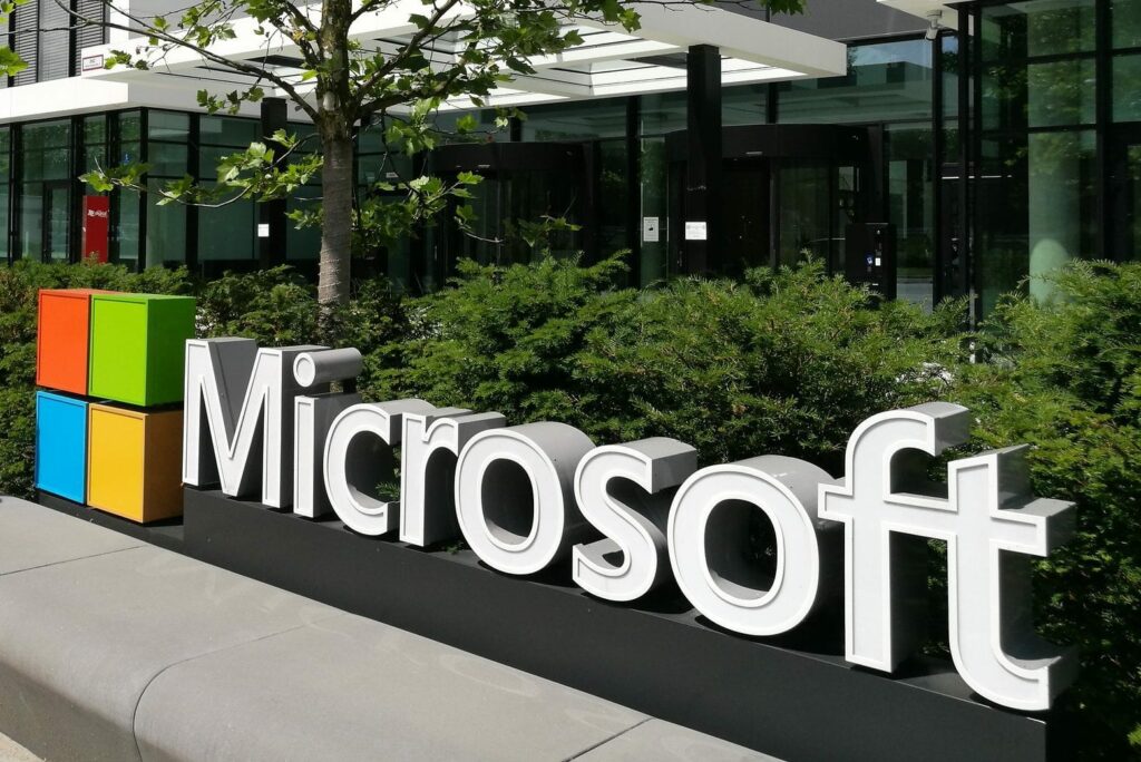 Κορυφαίο στέλεχος της Microsoft έβλεπε λεσβιακό πορνό εικονικής πραγματικότητας και θώπευε συναδέλφους του