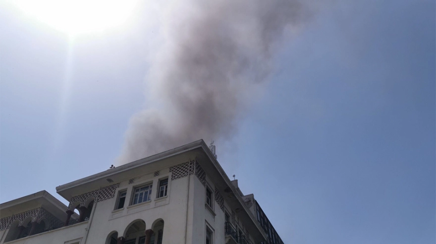 Θεσσαλονίκη: Σε εξέλιξη φωτιά στην πλατεία Αριστοτέλους (Βίντεο - Εικόνες)