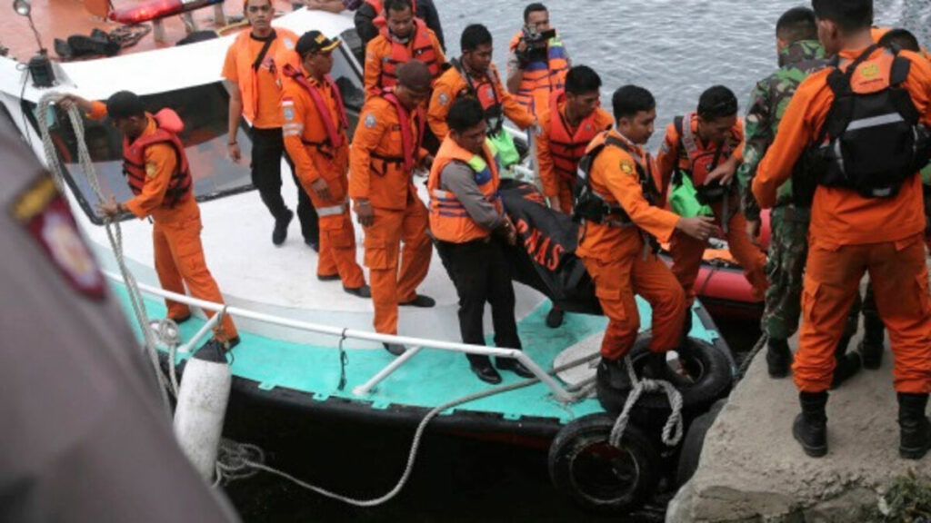 Ινδονησία: Είκοσι έξι αγνοούμενοι μετά το ναυάγιο πορθμείου στο στενό Μακασάρ