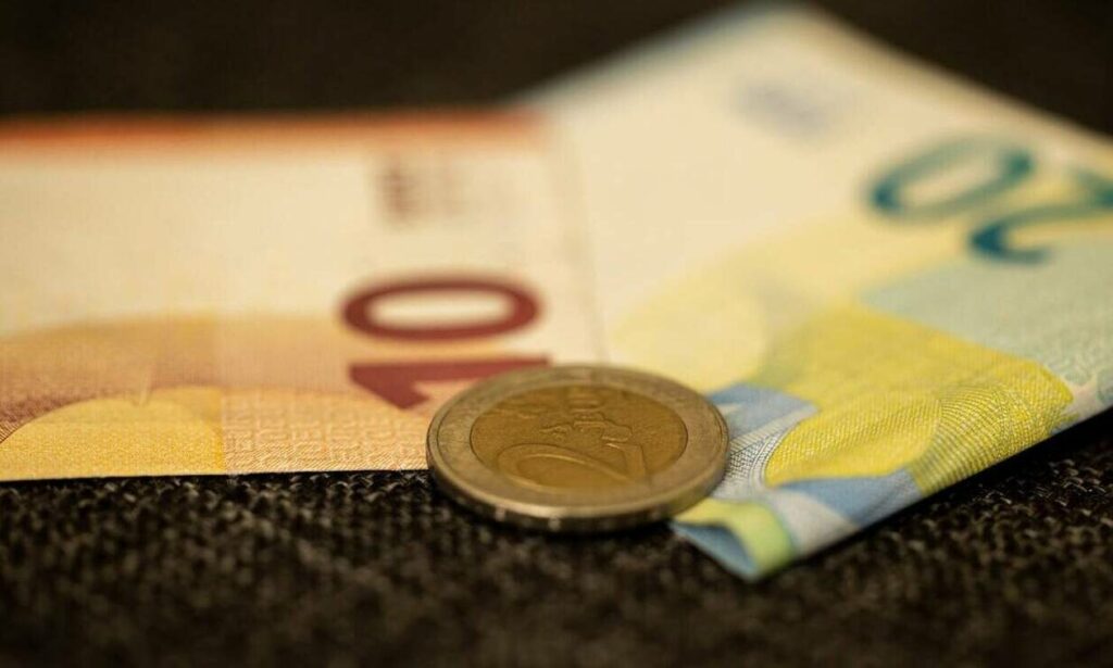 ΓΣΕΕ: Τεράστια απώλεια κατά 18% της αγοραστικής δύναμης του κατώτατου μισθού