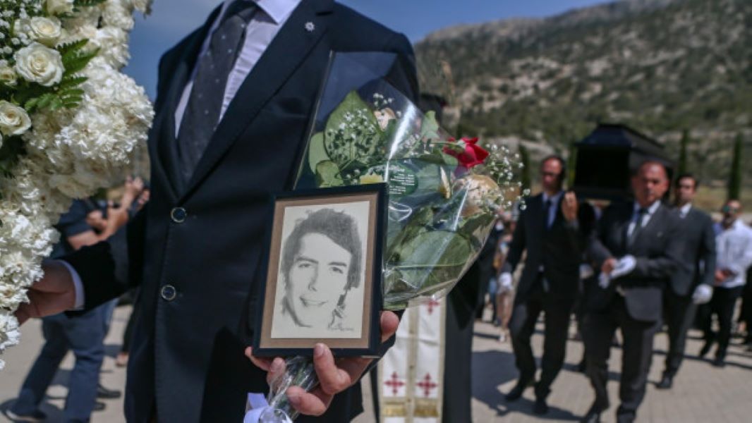 Δάκης: Το τελευταίο αντίο στον τραγουδιστή στο Κοιμητήριο Γλυφάδας