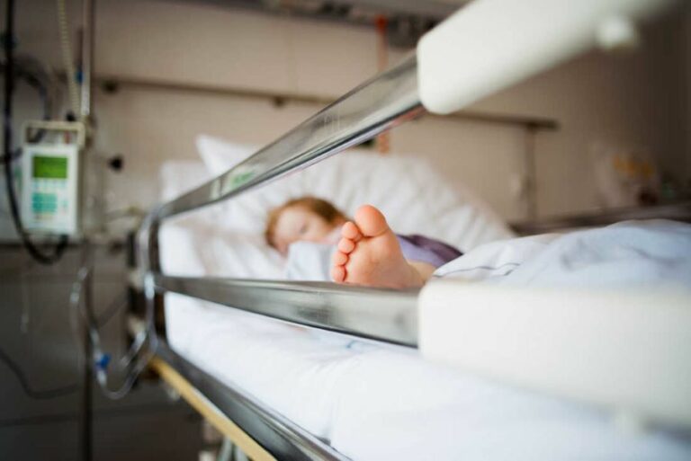 Στην Αττική τα τρία πιθανά κρούσματα οξείας ηπατίτιδας - Τα δύο παιδιά χρειάστηκαν νοσηλεία