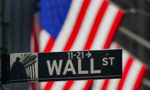 Wall Street: Μικρές διακυμάνσεις παρά το σοκ από την αρνητική αξιολόγηση του Moody’s
