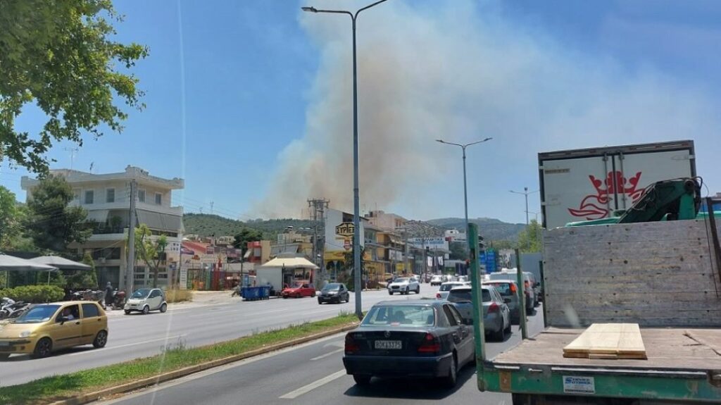 Φωτιά τώρα στο Σχιστό - Μαίνεται σε κοντινή απόσταση από σπίτια